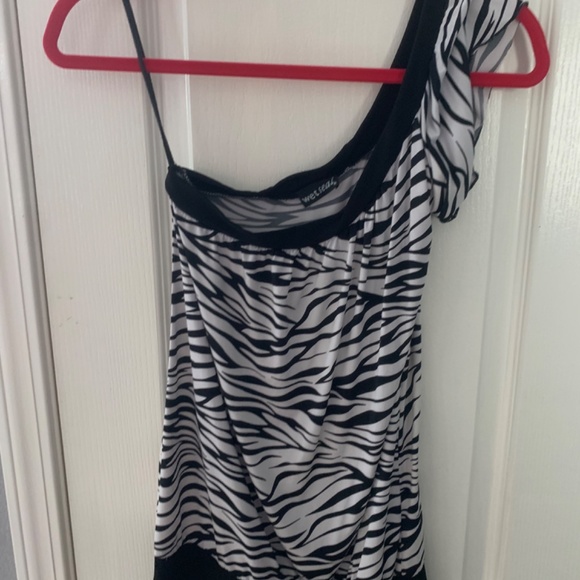 Wet seal Black & White Top - Picture 2 of 3